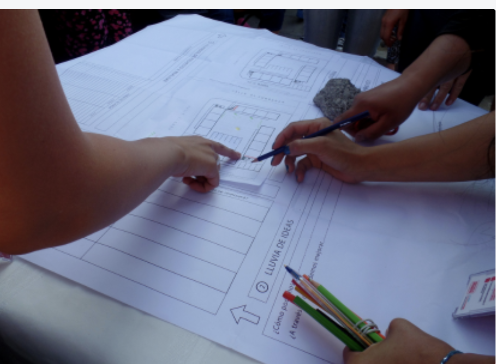 Comunidad trabajando sobre un tablero de planificación territorial