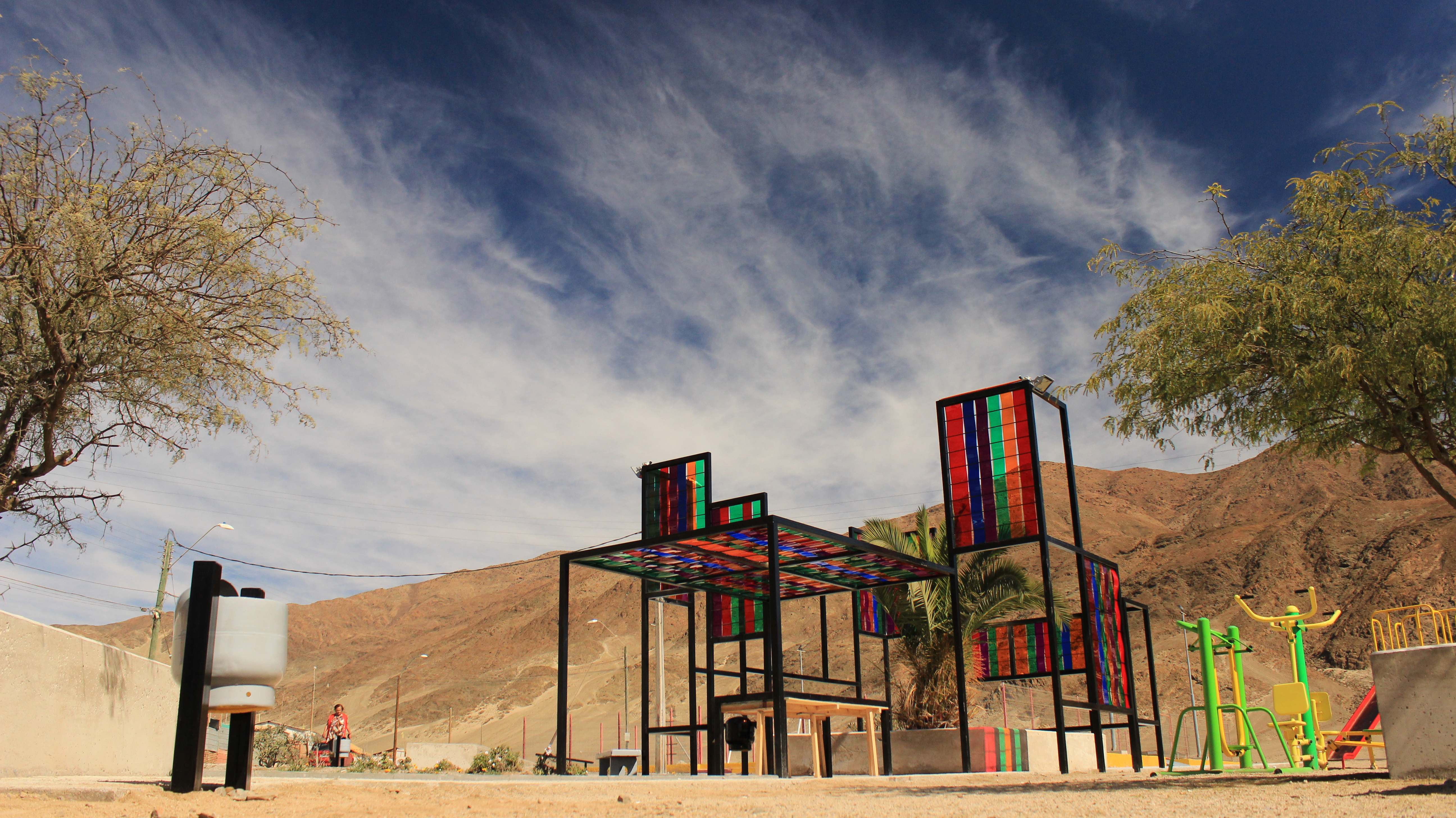 Pérgola con vitrales de colores en espacio público