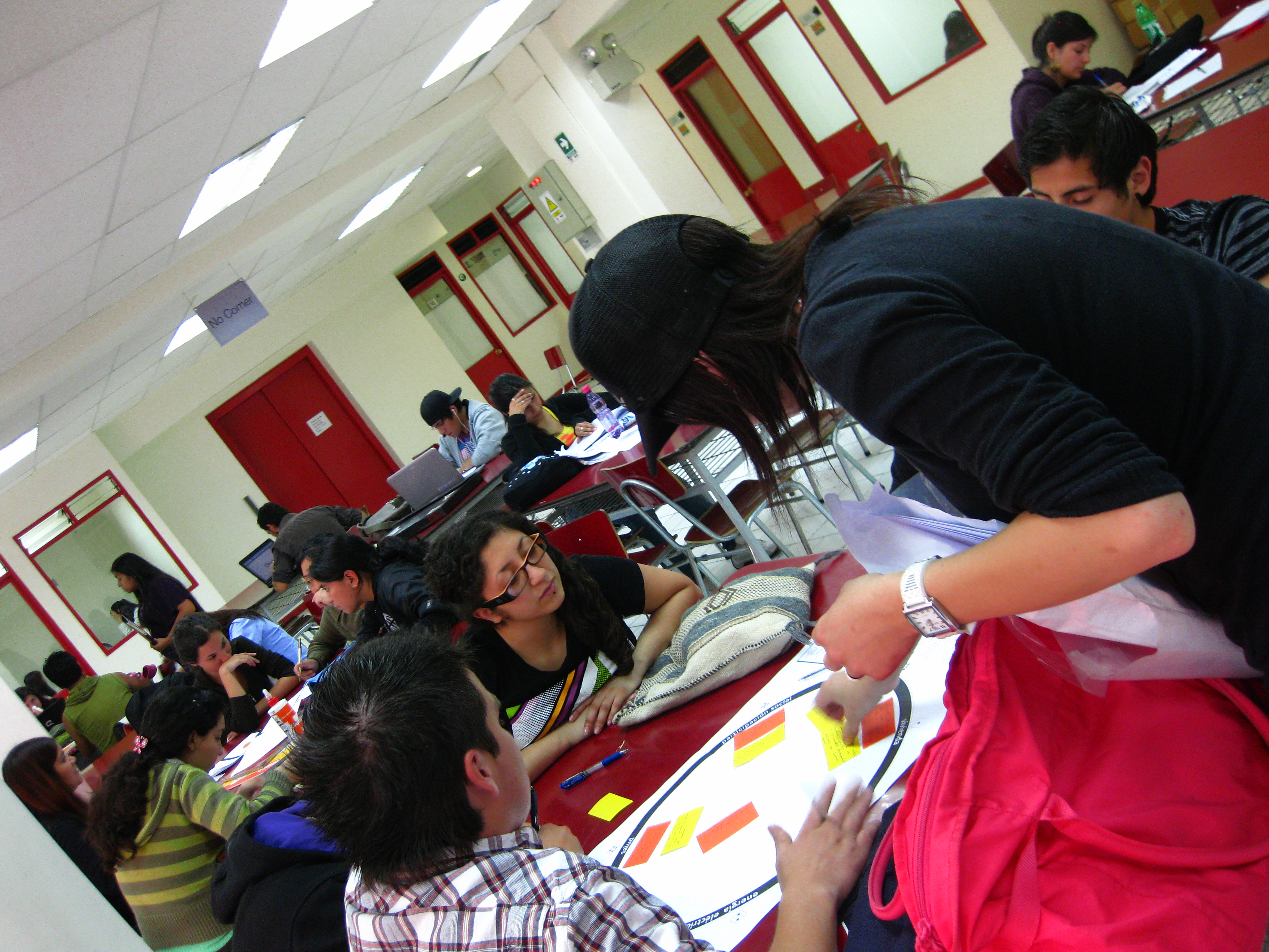 Estudiantes trabajando en una mesa de participación