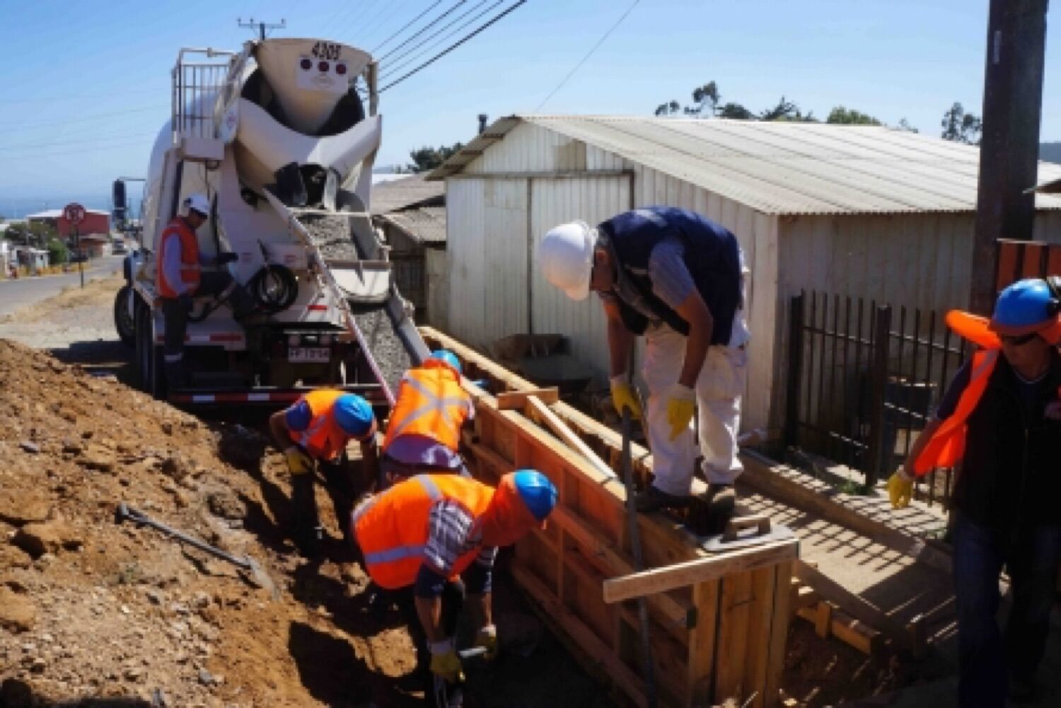 Trabajadores locales en una obra de la comunidad