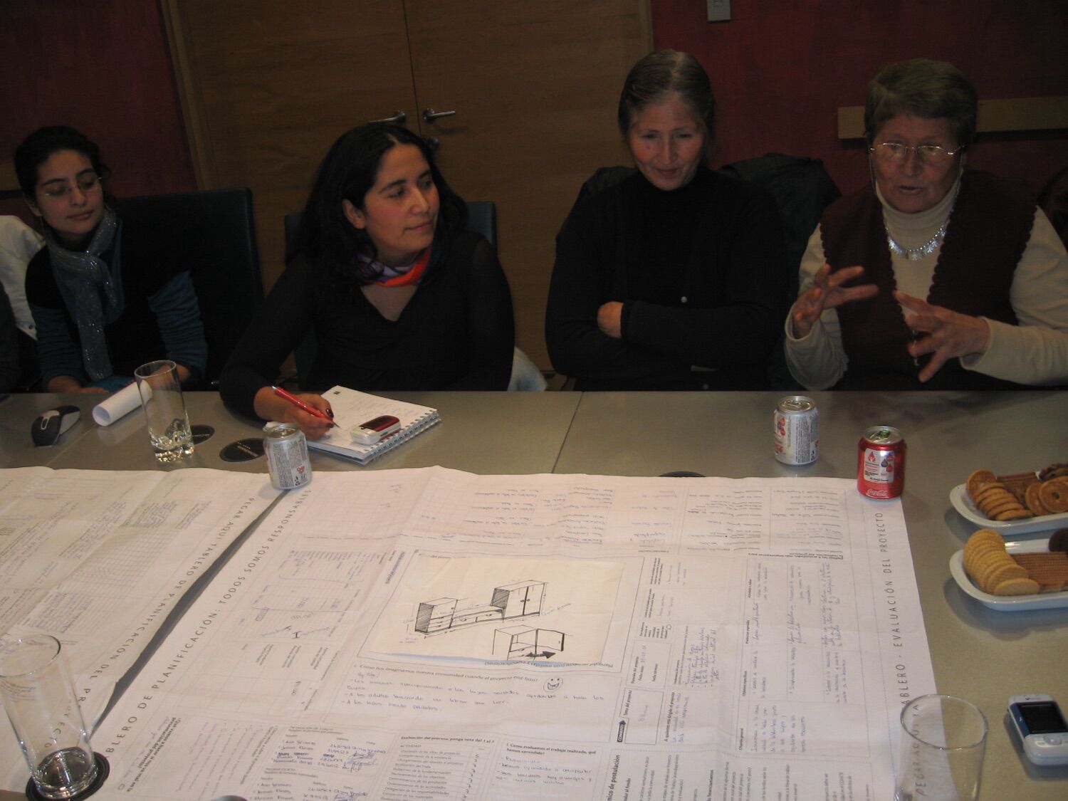 Vecinas trabajando sobre un tablero de planificación