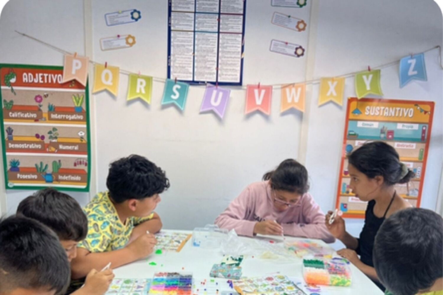 Niñas y niños en un taller de apoyo pedagógico