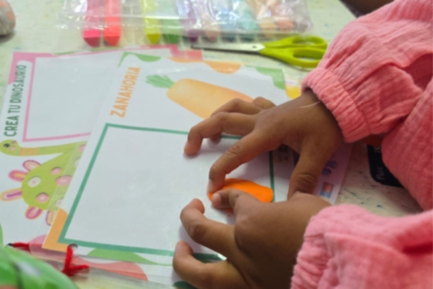 Niña modelando con plasticina en un taller