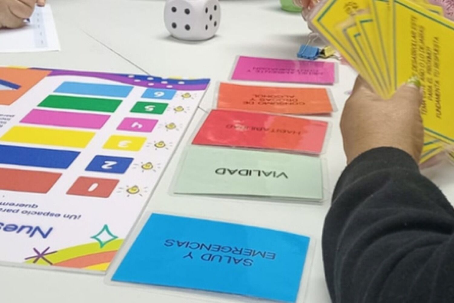 Juego de mesa educativo con tarjetas de colores