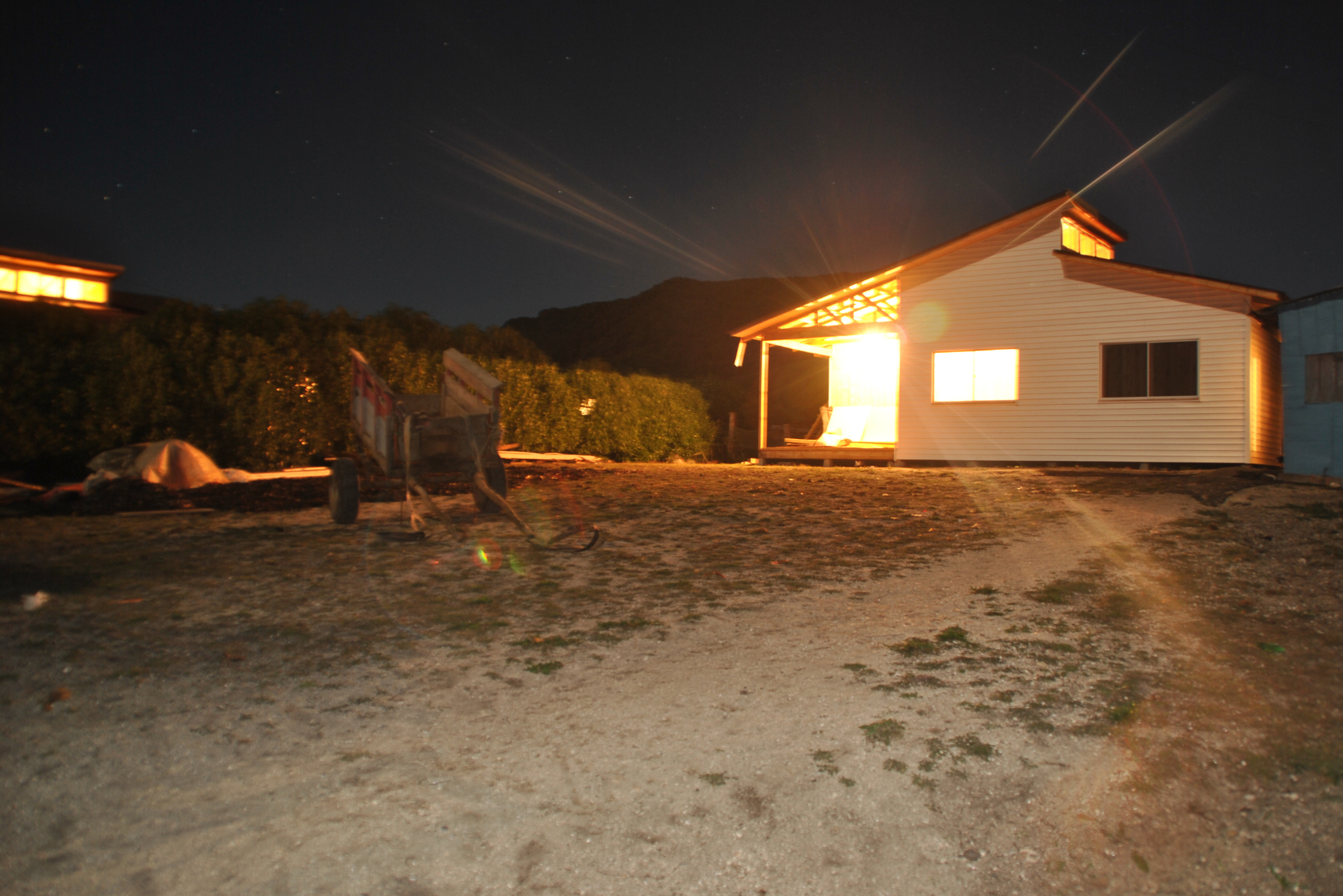 Vivienda reconstruida en Isla Mocha iluminada de noche