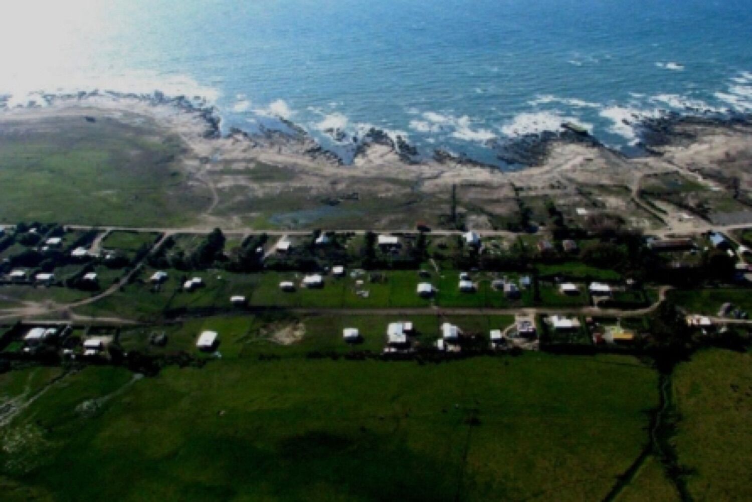 Vista aérea de un asentamiento costero tras el tsunami de 2010